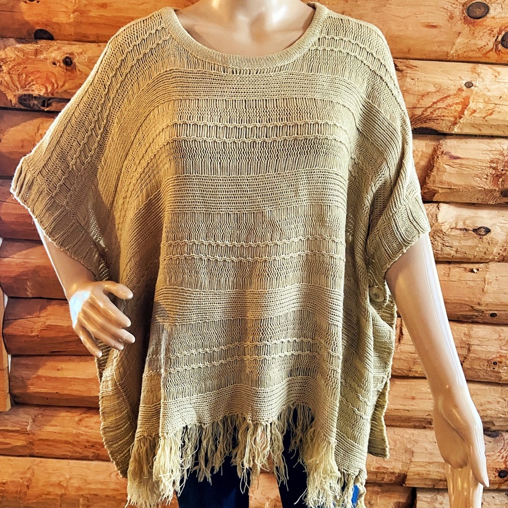Pullover poncho with side button closure